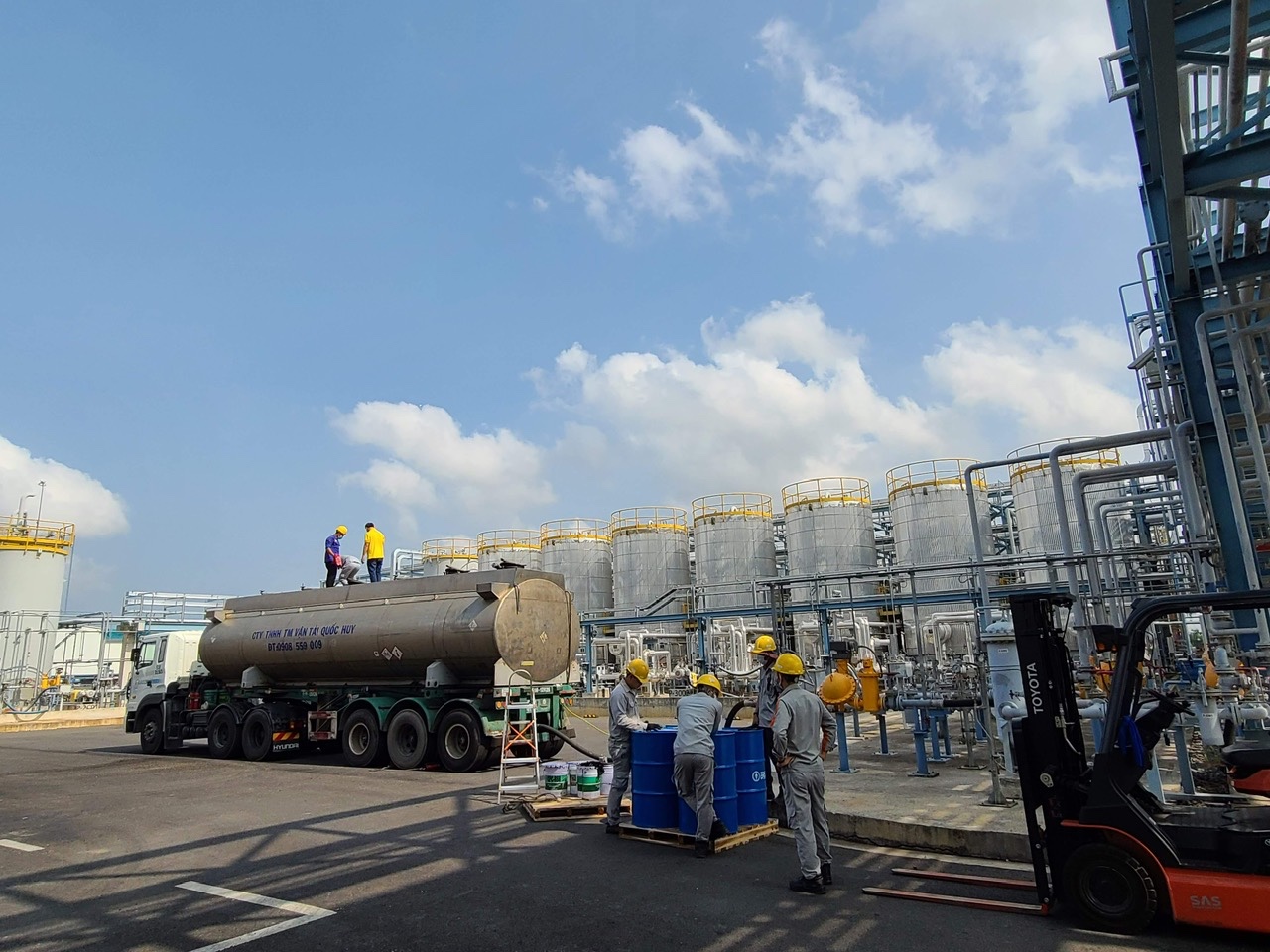Tổng kho phân phối dầu nhớt công nghiệp chính hãng Giang Lam Trading